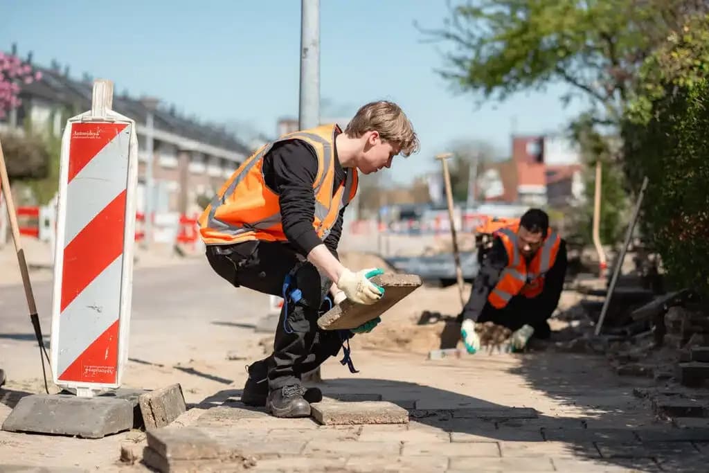 Payroll medewerkers van Verdo Loont aan het werk bij een straatwerkproject